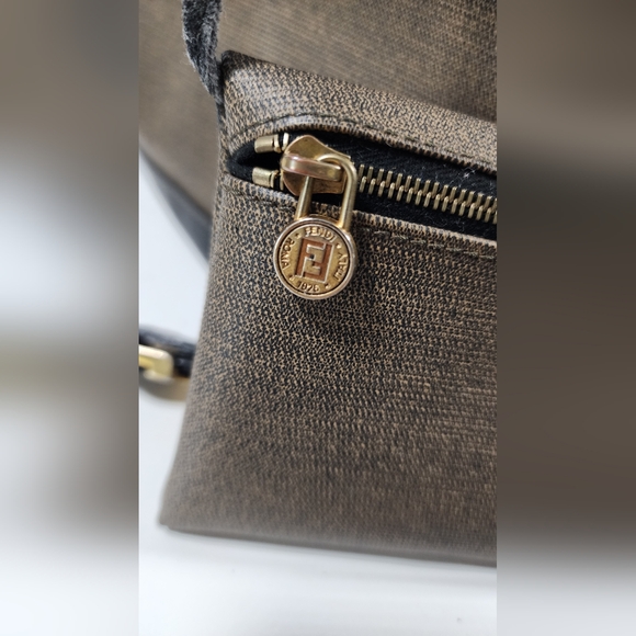 Fendi bucket shoulder/crossbody. Fading on edges/piping. Not original drawstring - Picture 12 of 16